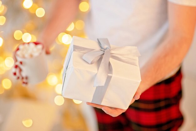 Cerrar en caja de regalo de Navidad envuelto festivamente