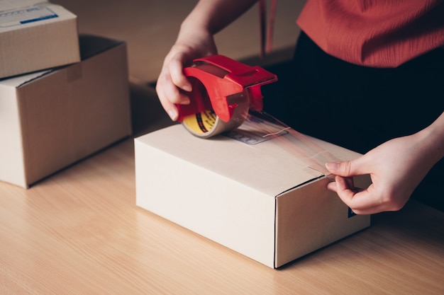 Foto cerrar cajas de paquetes de embalaje de mano se preparan para la entrega