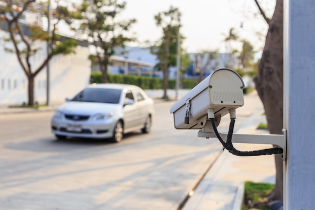 Cerrar la cámara CCTV de seguridad operando en la carretera y borrosa de coche