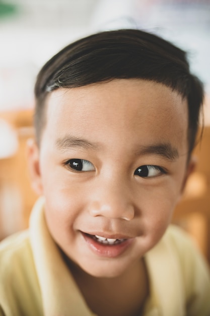 cerrar la cara de los niños asiáticos toothy cara sonriente con la emoción de la felicidad
