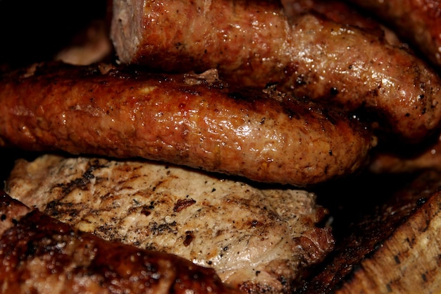 Cerrar carne fresca a la parrilla y salchichas