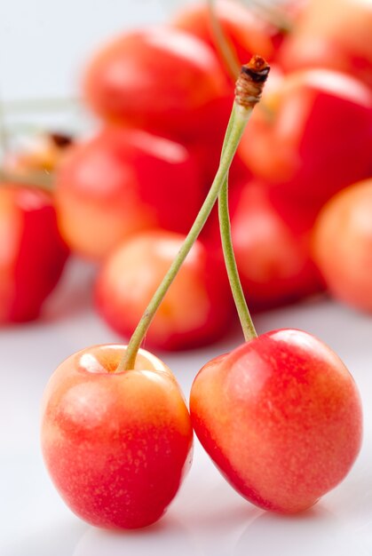 Cerrar cereza en la mesa