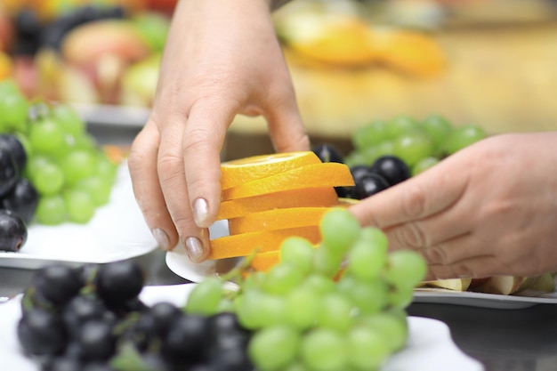 Cerrar el chef decora un plato de uvas