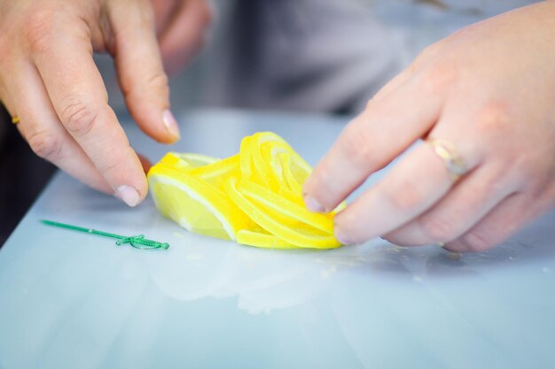 Cerrar el chef hace una decoración de rodajas de naranja