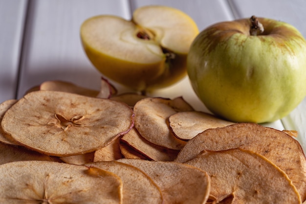 Cerrar chips de fruta de manzana seca y manzanas frescas