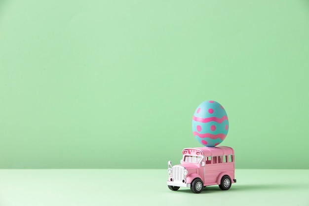 Foto cerrar en coche de juguete con huevos de pascua