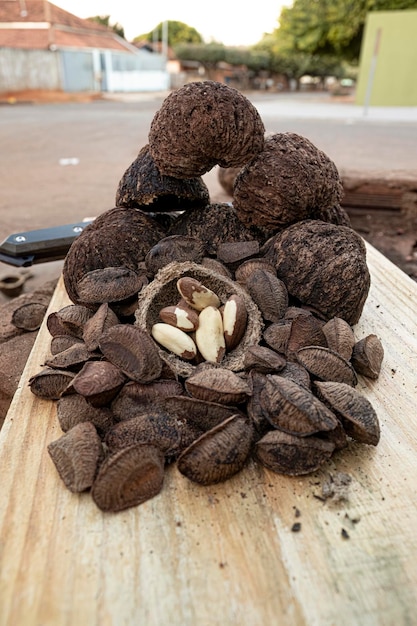 Cerrar composición de nueces de Brasil en un tablero