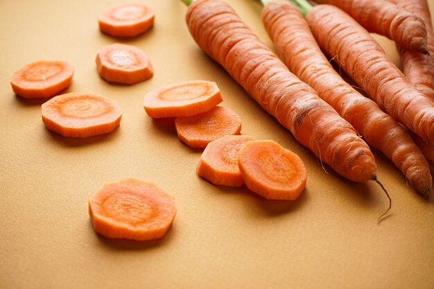 Cerrar la composición con rodajas y zanahorias frescas maduras