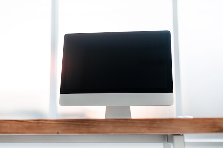 Foto cerrar computadora personal en una mesa de madera en la oficina