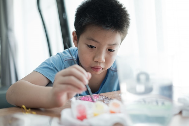 Cerrar en concepto de educación con pintura infantil