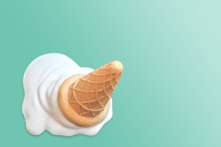 Cerrar en cono de vainilla helado caído