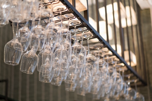 Cerrar en copas de vino colgando en un bar.