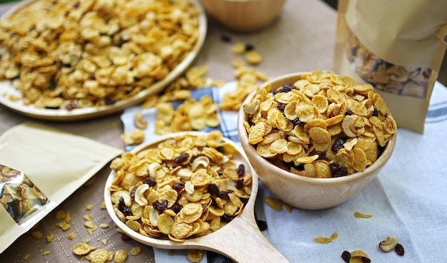 Cerrar copos de maíz con caramelo de miel con pasas y anacardos