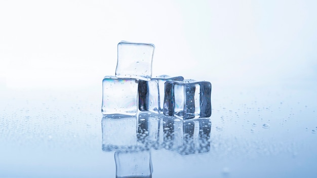 Cerrar cubo de hielo fondo blanco.