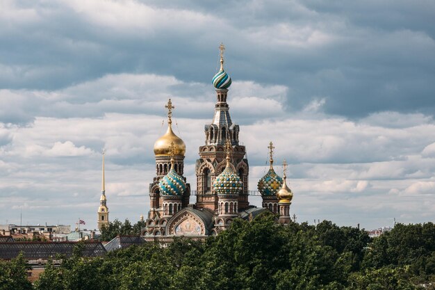 Cerrar cúpulas de la Iglesia del Salvador en la Sangre en San Petersburgo Cielo nublado Destino de viaje