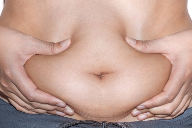 Cerrar dando frente a mujer vientre gordo sobrepeso