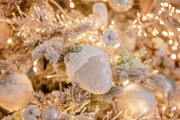 Cerrar en decoración festiva un árbol de Navidad