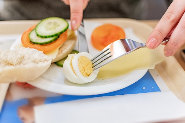 Cerrar para desayunar en la mesa acogedora habitación de hotel