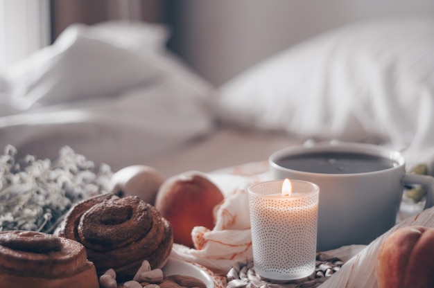 Cerrar el desayuno en la cama con café