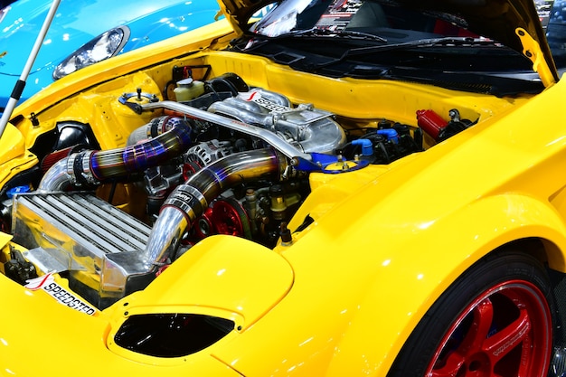 Foto cerrar detalles coloridos del motor del automóvil modificación del motor turbo
