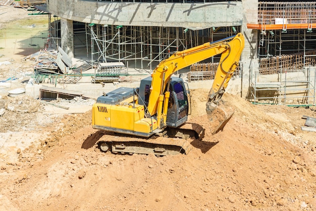 Cerrar detalles de excavadora industrial trabajando en construcción