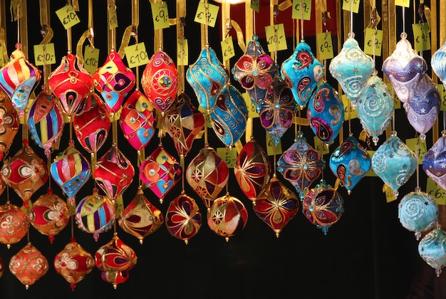 Cerrar detalles de mercados navideños. Decoraciones para árboles de Navidad. Viena, Austria