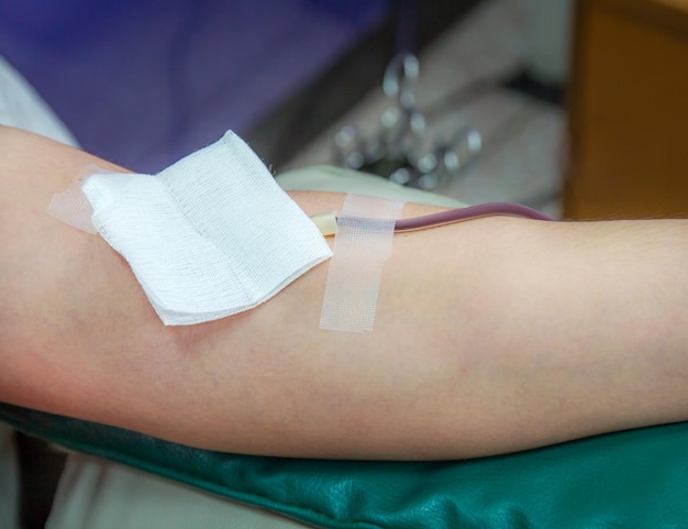 Cerrar donante de sangre en el laboratorio de medicina en la donación