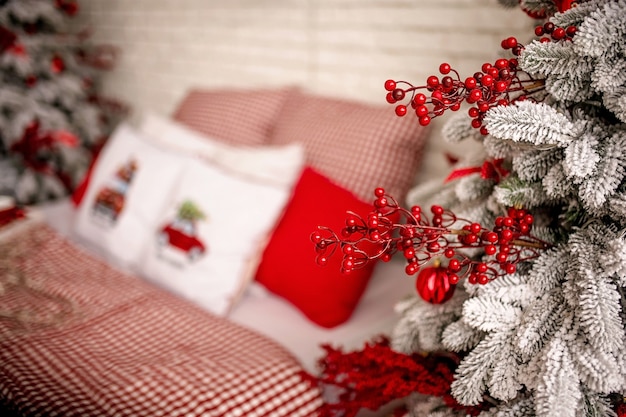 Cerrar en dormitorio de Navidad decorado festivamente