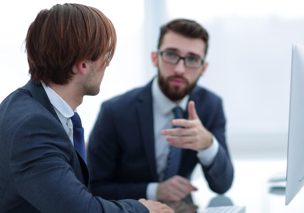 Cerrar dos empleados están discutiendo nueva foto de información con espacio de copia