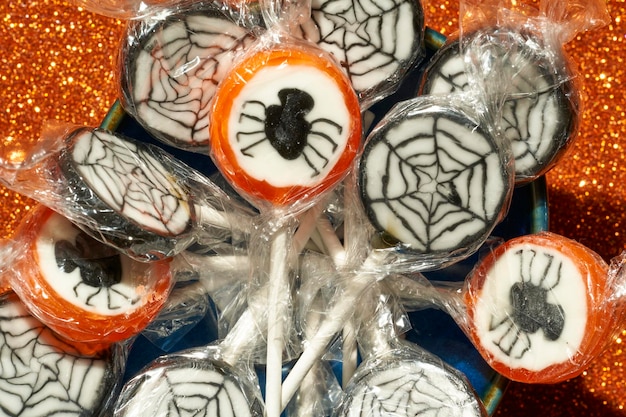 Cerrar dulces de halloween con arañas y tela de araña