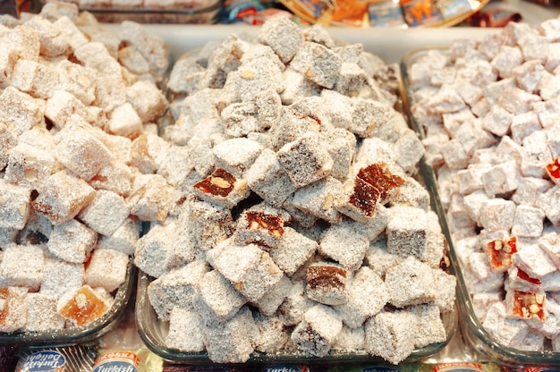 Cerrar los dulces tradicionales turcos rahat lokum dulces en la tienda