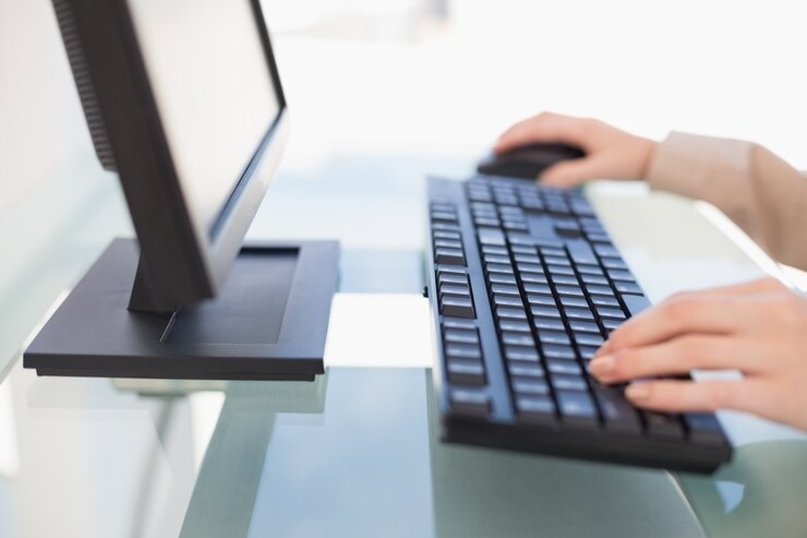 Foto cerrar en empresaria escribiendo en el teclado