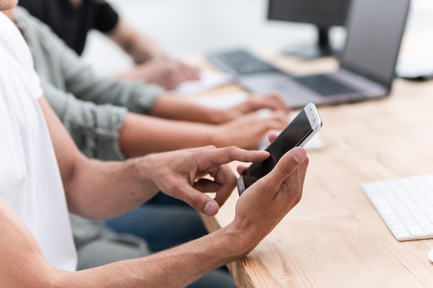 Cerrar empresario eligiendo un contacto en su teléfono inteligente