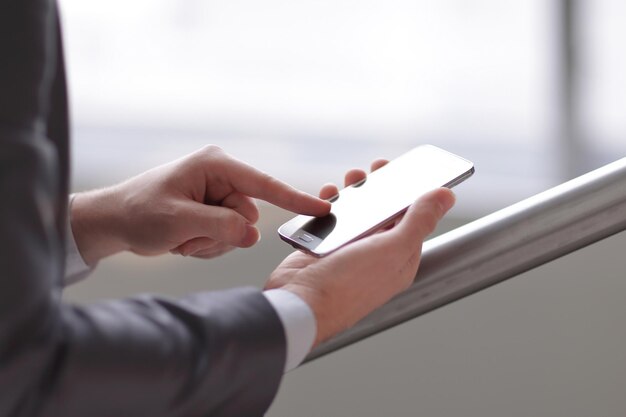 Cerrar empresario escribiendo sms en smartphone