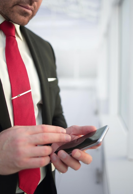 Foto cerrar empresario leyendo mensaje de texto en smartphonepersonas y tecnología