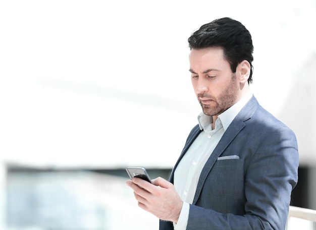 Cerrar empresario leyendo mensaje de texto en smartphonepersonas y tecnología