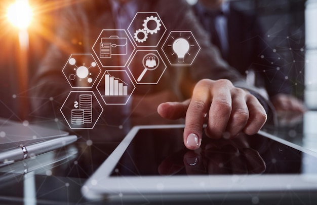Cerrar empresario presionando su dedo en la pantalla de la tableta digital