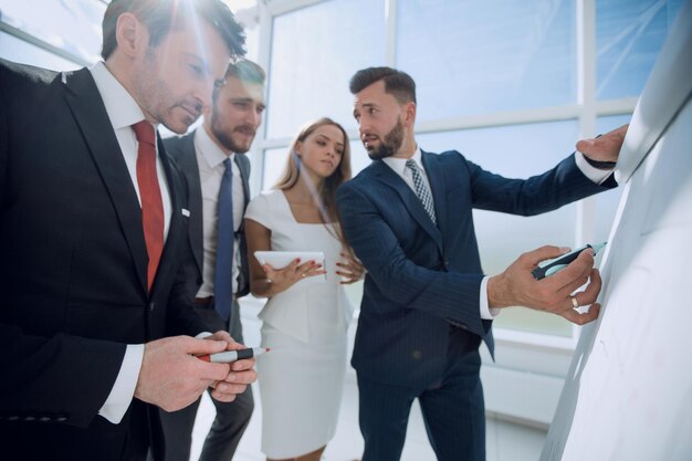 Cerrar empresarios discutiendo un nuevo proyecto