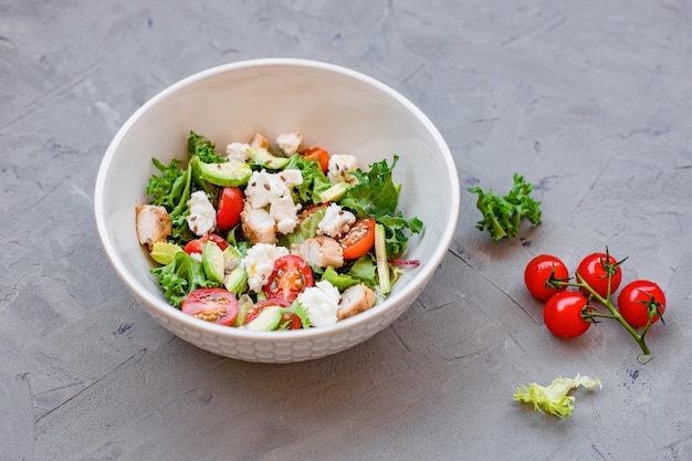 Cerrar ensalada fresca con tomates