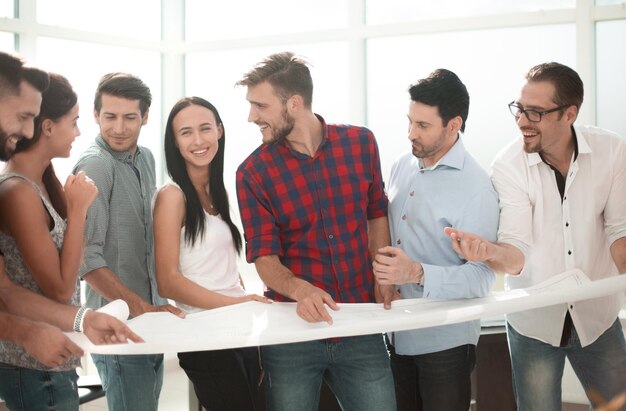 Cerrar el equipo creativo celebra una reunión de trabajo el concepto de trabajo en equipo