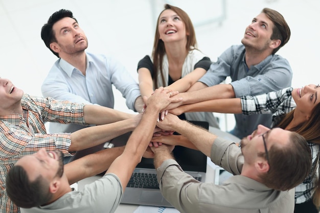 Foto cerrar el equipo empresarial unificado busca el concepto de trabajo en equipo