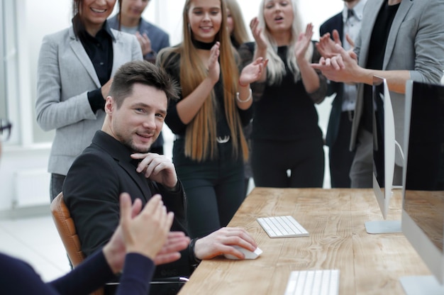 Foto cerrar el equipo de negocios aplaudiendo su éxito general