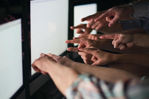 Foto cerrar el equipo de negocios apuntando al concepto de monitor de computadora de buenos resultados