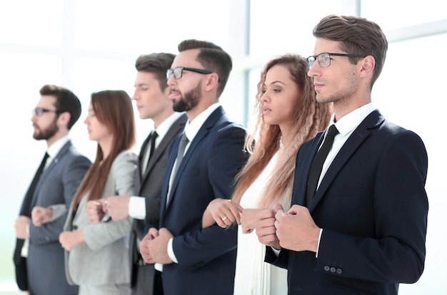 Foto cerrar el equipo de negocios cogidos de la mano