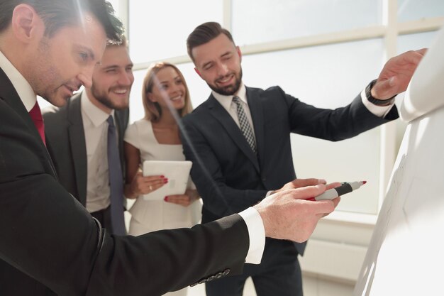 Foto cerrar el equipo de negocios está discutiendo un nuevo concepto de proyecto empresarial