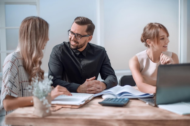 Cerrar equipo de negocios exitoso discutiendo nuevas ideas