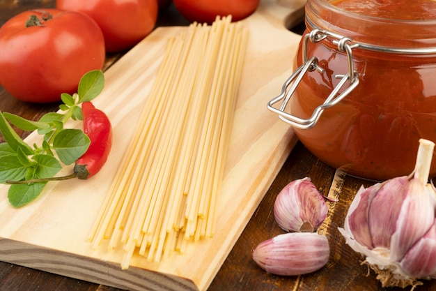 Cerrar espaguetis con tomates en la mesa