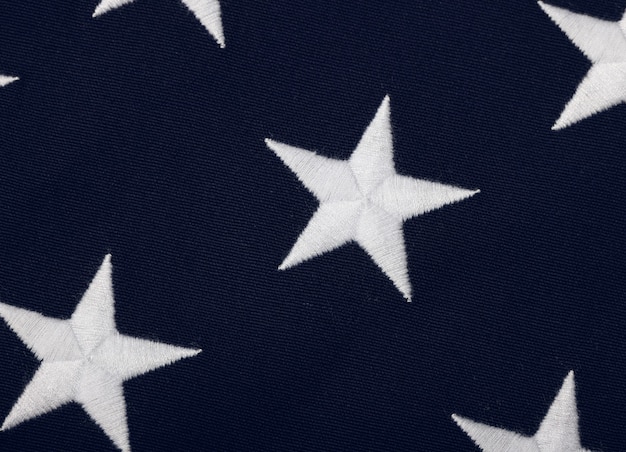 Cerrar estrellas blancas bordadas en azul cantón de lona de algodón pesado bandera nacional de EE. UU., Símbolo del patriotismo estadounidense, vista de ángulo alto elevada, directamente encima