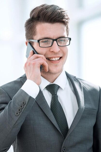 Cerrar exitoso apuesto hombre de negocios hablando por teléfono