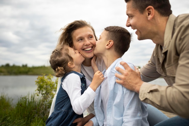 Foto cerrar familia feliz al aire libre